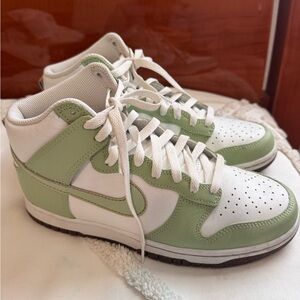 Nike White Low-Top Sneaker with Light Gray Insole